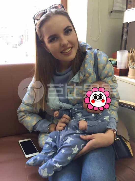 乌克兰试管医疗翻译萨沙抱着客户可爱的小宝贝