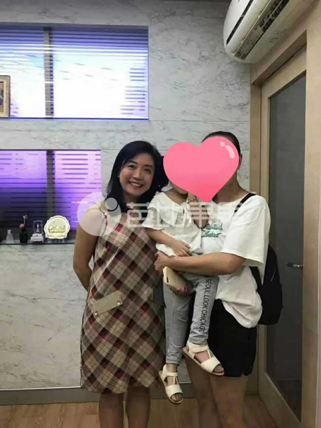 二胎准备试管前 抱着大宝和杰特宁女医生合影，好有纪念意义