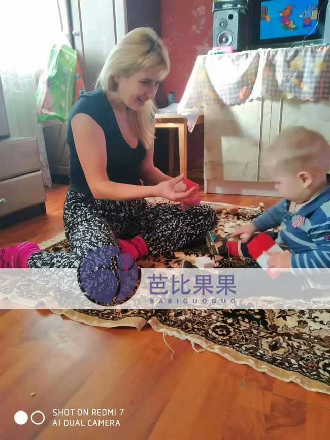 乌克兰试管助孕在自己家和孩子互动|实在的胎教