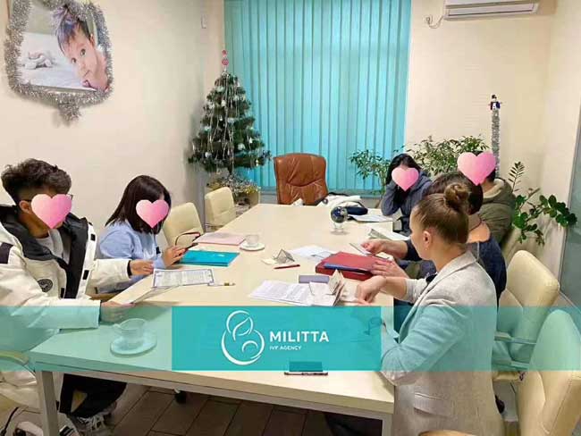马丽塔签署了委托公证书