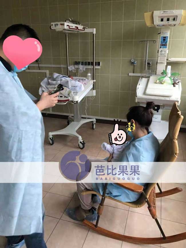 X女士夫妻俩到乌克兰妇产医院见到宝宝