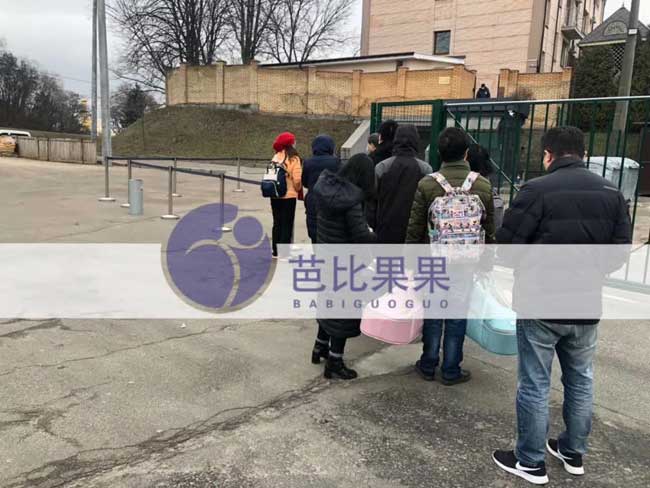 X女士夫妻在乌克兰带上了口罩去大使馆办理手续