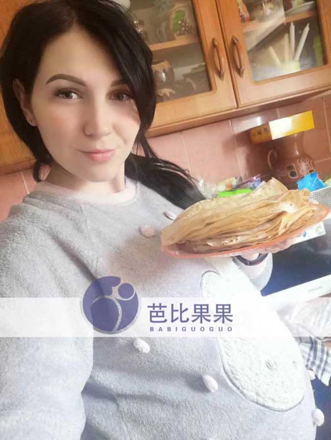 乌克兰试管助孕妈妈在家做煎饼