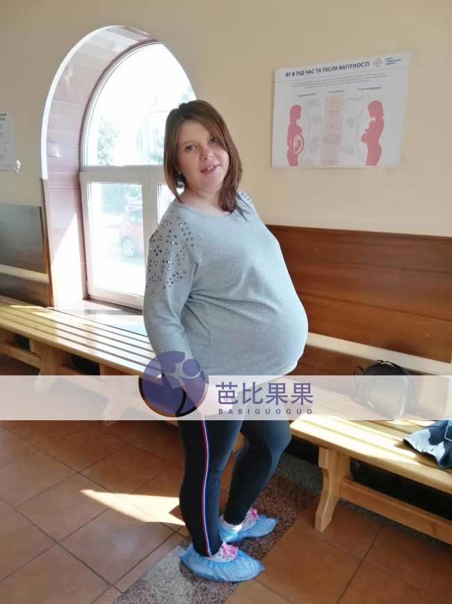 马丽塔工作人员陪伴P先生的乌克兰孕妈去做产检