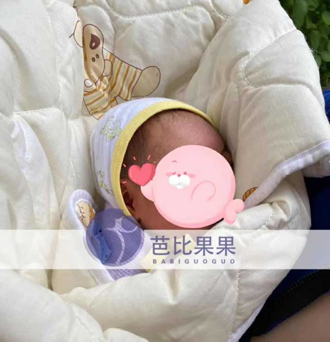 马丽塔代中国客户照顾在乌克兰医院出生的宝宝