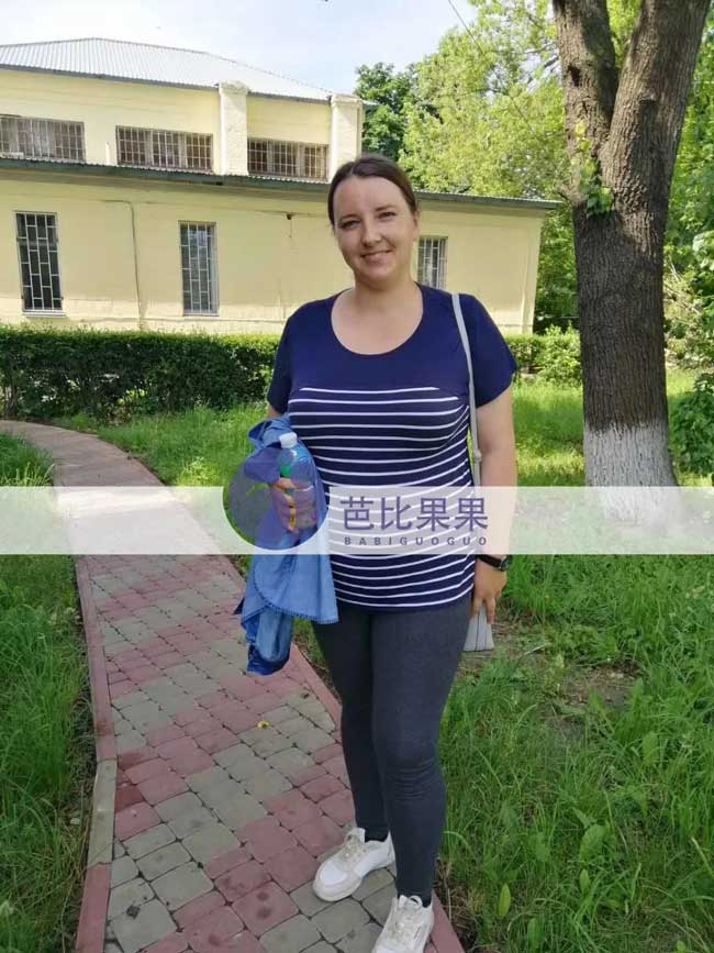 乌克兰试管孕妈去做见医生