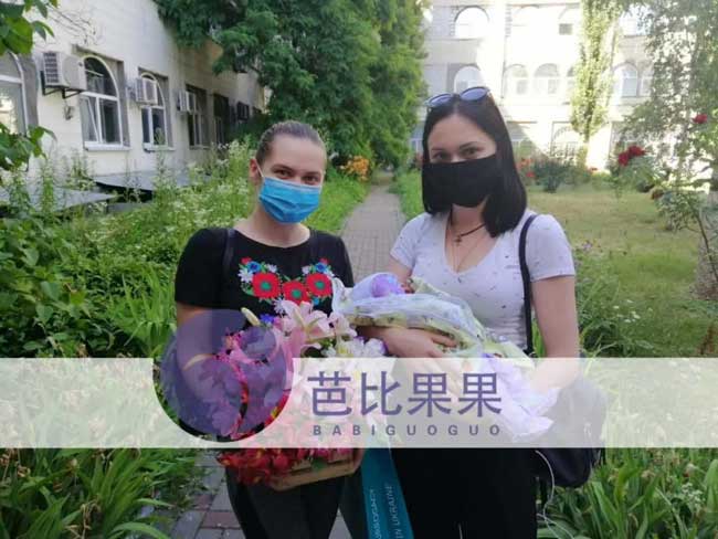马丽塔翻译接L小姐的男宝出院同时献花给剖腹产