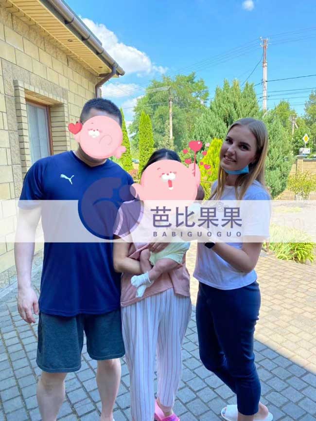 2对夫妻已经到达乌克兰见到了他们的试管宝宝