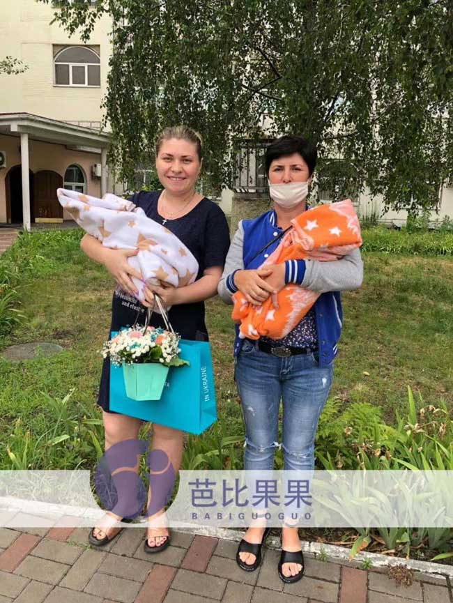 接乌克兰龙凤胎试管宝宝出院