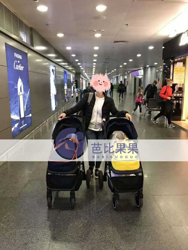 C先生夫妻带着她们在乌克兰试管收获的的双胞胎孩子回国