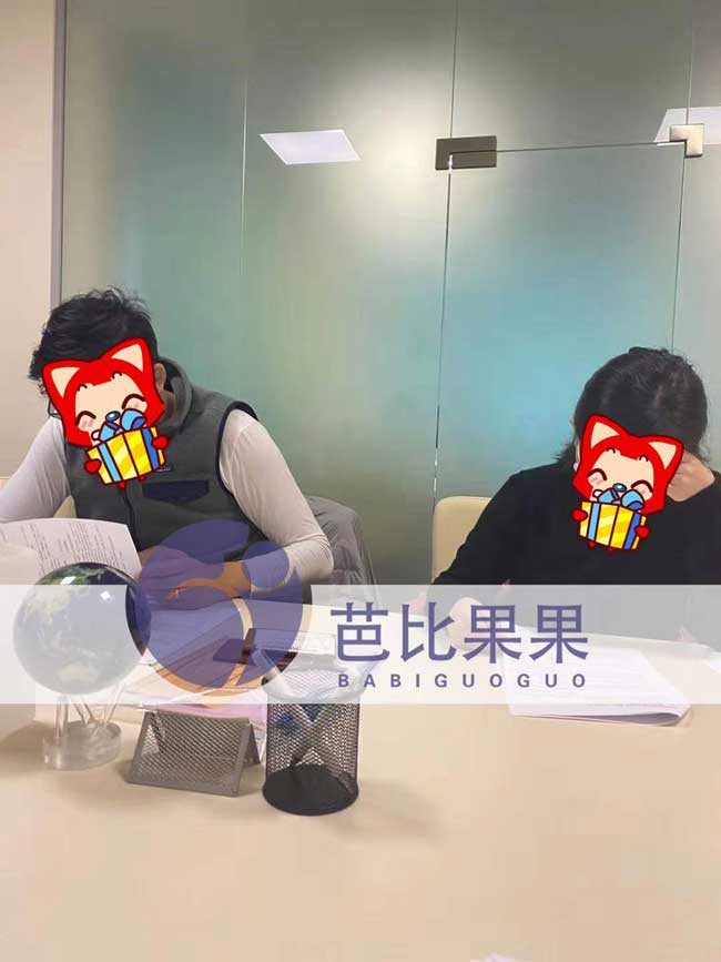 W女士夫妇在马丽塔办公室签订试管助孕合同