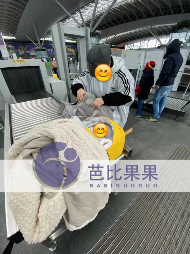 Z女士夫妇带着她们的乌克兰试管宝宝一家三口回国啦