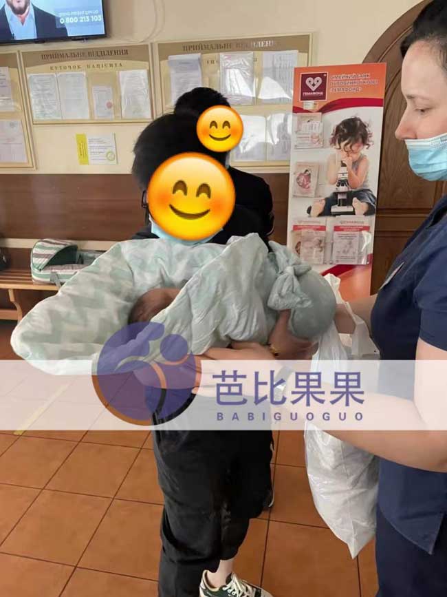 D女士和先生去妇产医院接已出生4天的试管宝宝出院