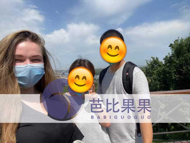 L女士夫妻在乌克兰试管期间情侣装游玩基辅景点