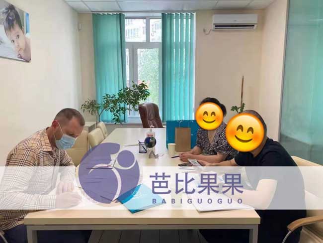 两对到试管求子的夫妇在马丽塔试管合同