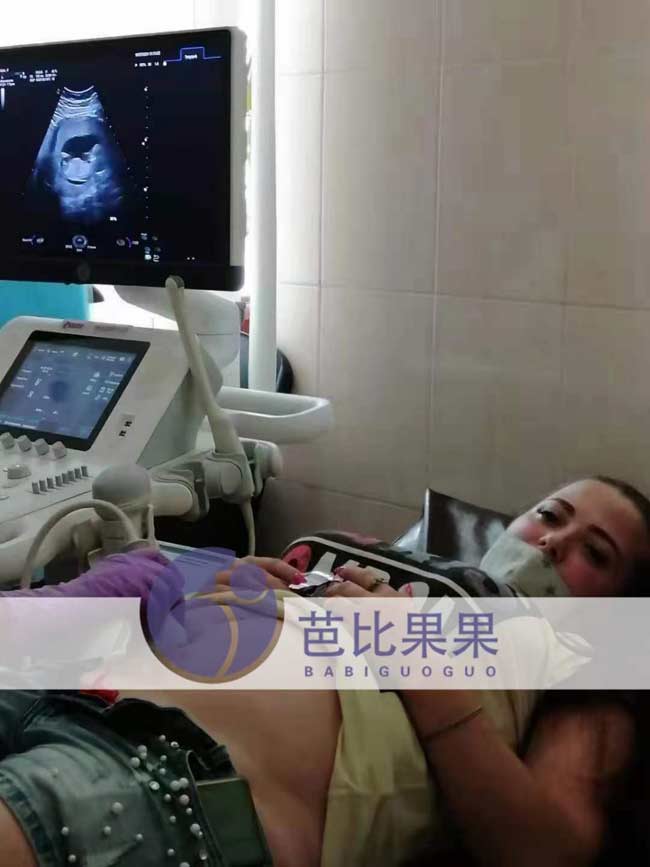两个家庭的乌克兰试管妇女按时来妇产医院做孕检