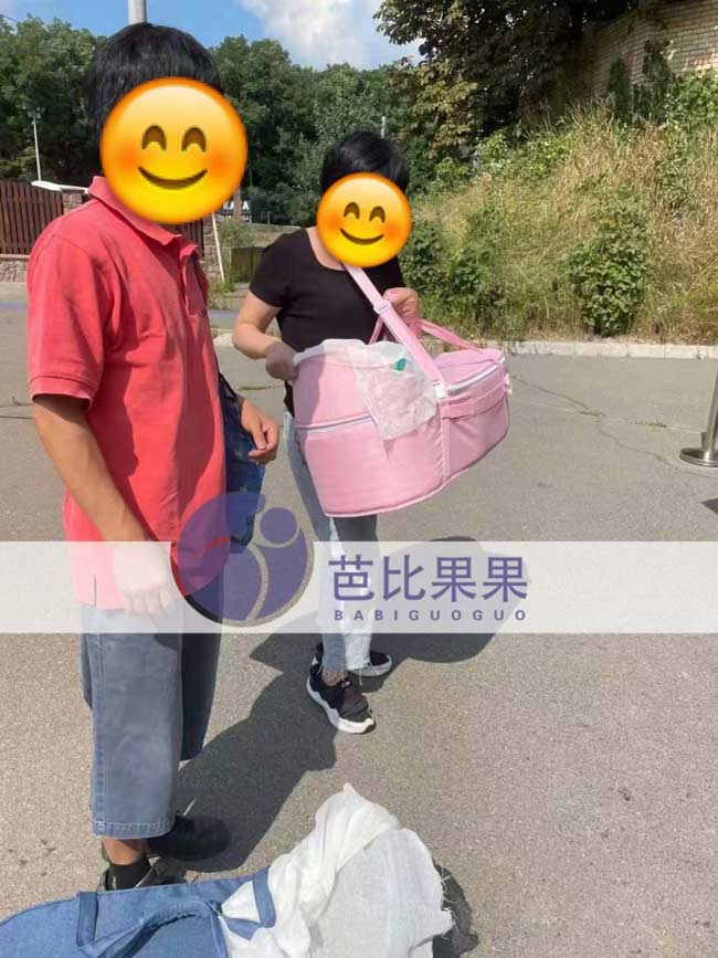 T先生夫妻俩加急做龙凤胎试管宝宝们出生证和旅行证