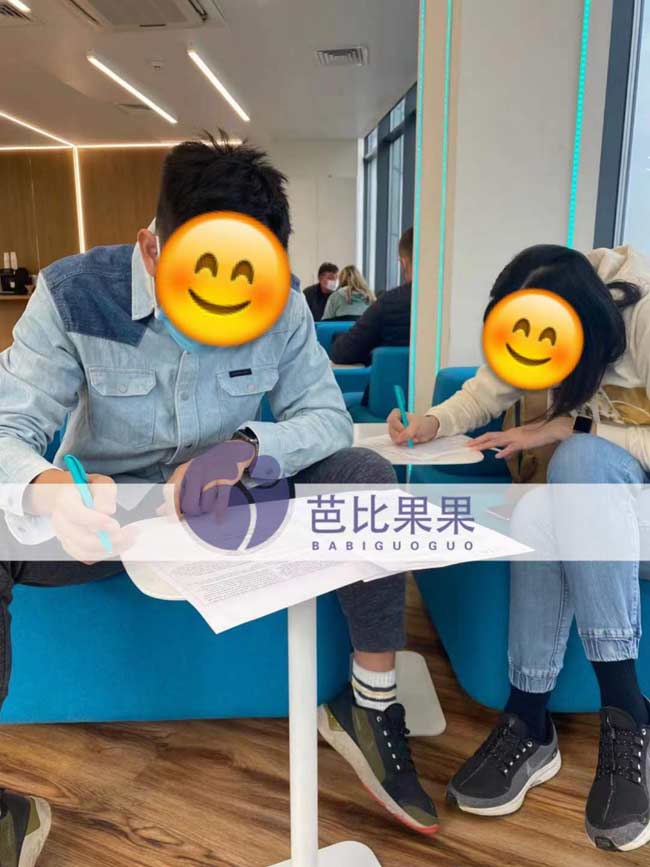 两对夫妇在乌克兰丽塔医院签医疗协议，取精/促排