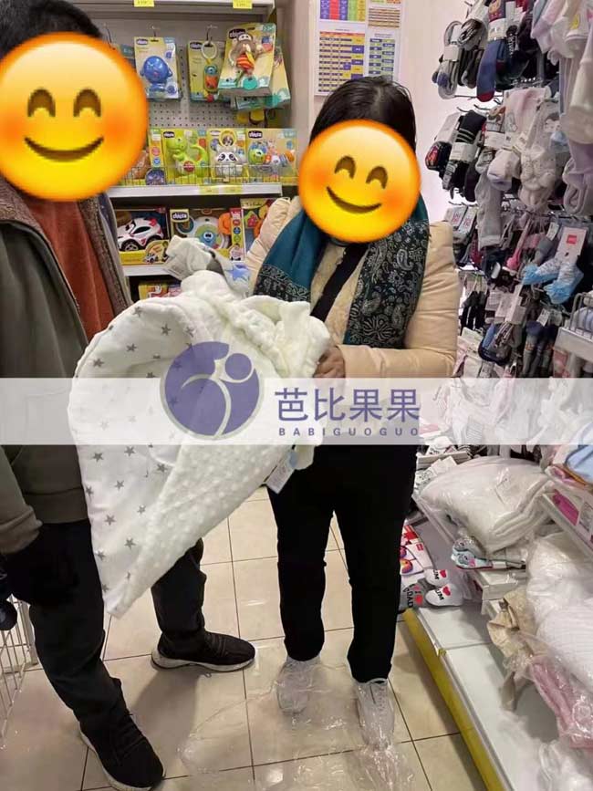 澳洲L先生夫妻给即将出生的乌克兰试管宝宝买用品