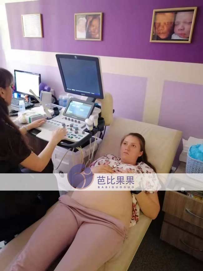 处在孕晚期的乌克兰试管妈妈按时去医院照了B超