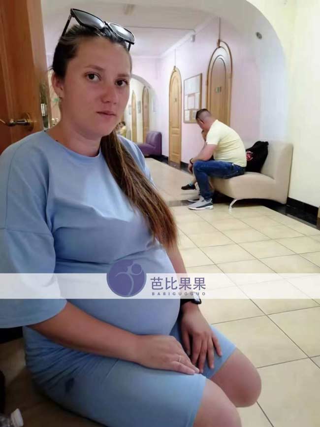 2个乌克兰试管妈妈在医院做B超，医生给她们各自预估预产期