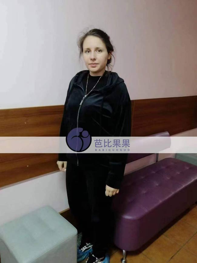 乌克兰试管妈妈在医院做B超产检察看可爱的宝宝