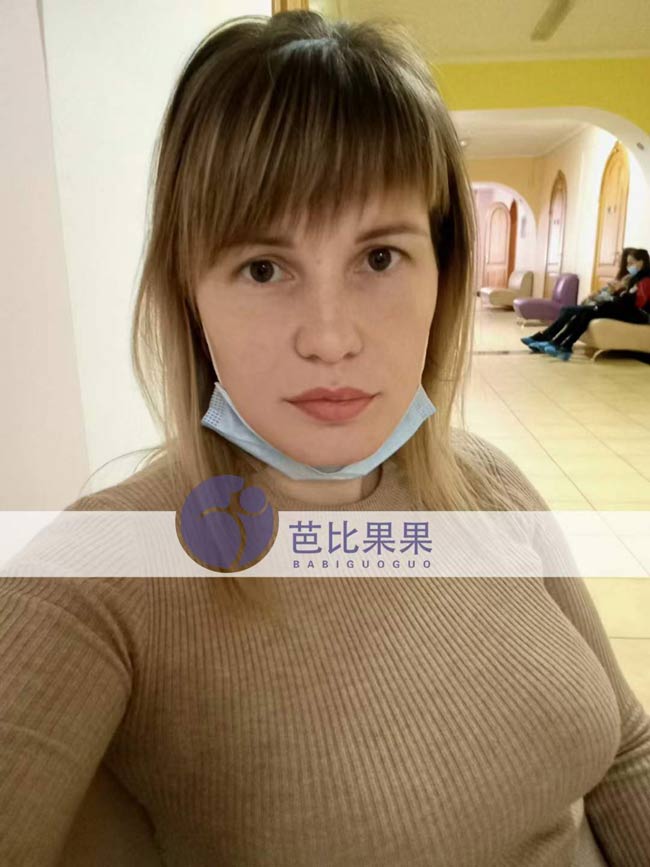 W女士夫妻的乌克兰试管妈妈来医院见医生，状态棒棒的