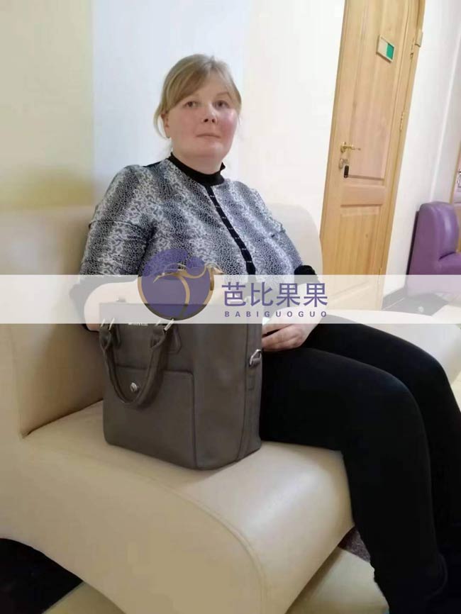 W女士夫妻的乌克兰试管妈妈到妇产医院做B超检查