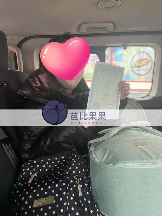 两位Z女士家的乌克兰试管宝宝办好了出生证
