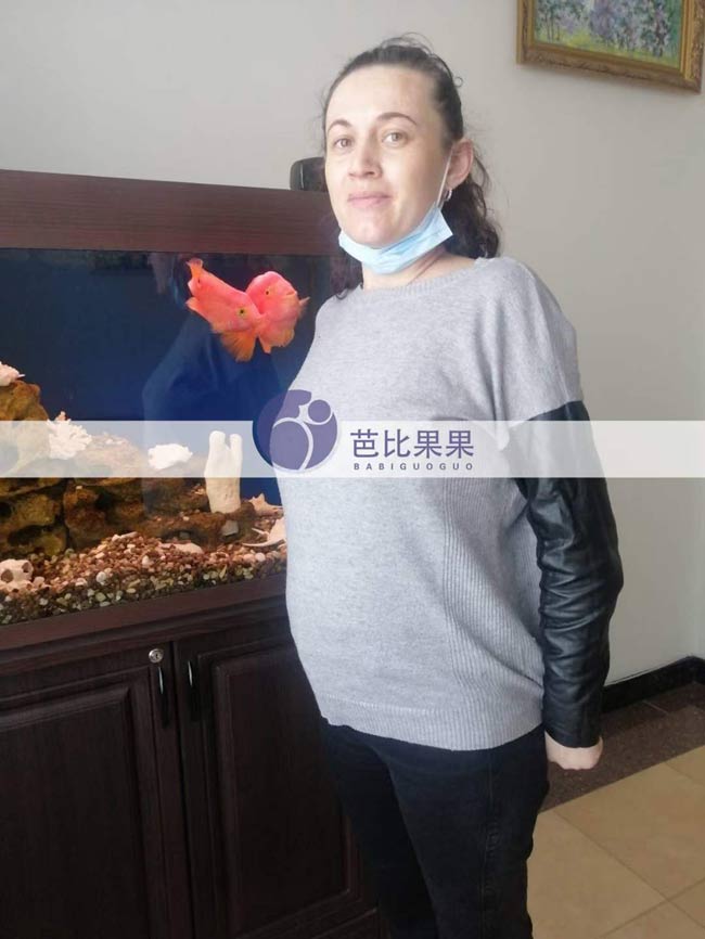 医生给乌克兰试管妈妈做四维彩超，观察胎儿的各项指标