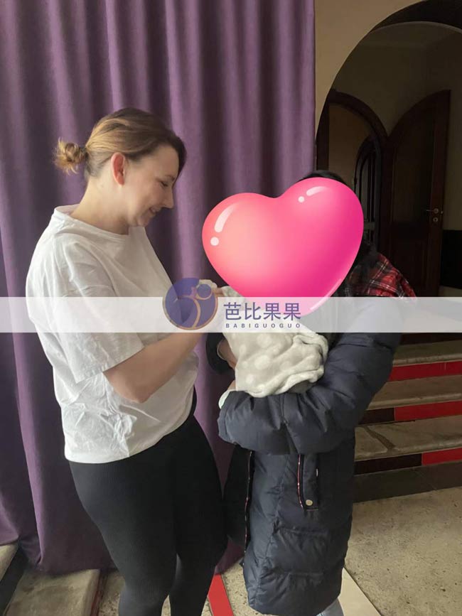 H女士夫妻到乌克兰第五妇产医院接试管宝宝出院