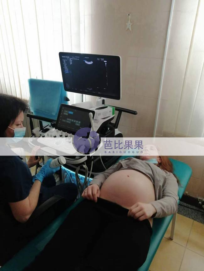 W女士夫妇家的乌克兰试管妈妈来妇产医院做四维彩超