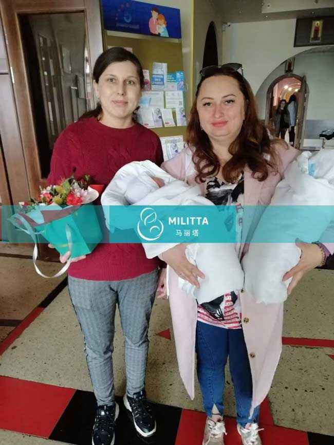 愉快时刻：育儿师和乌克兰妈妈接试管宝宝出院
