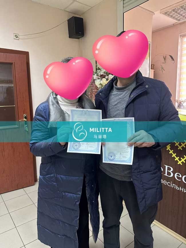 两对乌克兰试管夫妇到出生证登记处办理宝宝的出生证