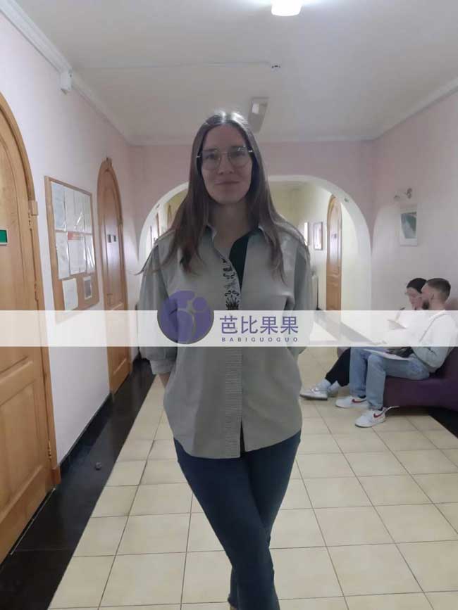 三个家庭的乌克兰试管妈妈来妇产医院抽血做常规孕检