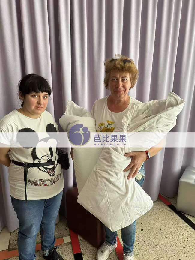 天津H女士的乌克兰试管龙凤胎宝宝出院，委托保姆阿姨照顾