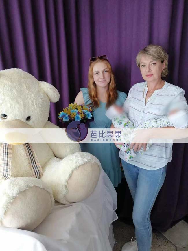 W女士家的龙凤胎在乌克兰试管妈妈和育儿师帮助下接出院