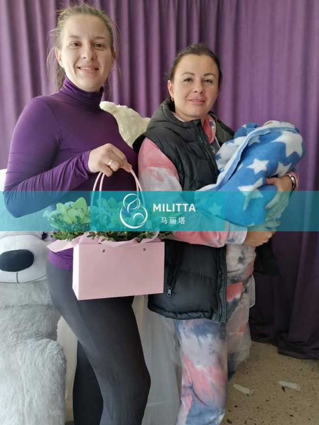 安排育儿师和乌克兰爱心妈妈一起协助客户接娃出院