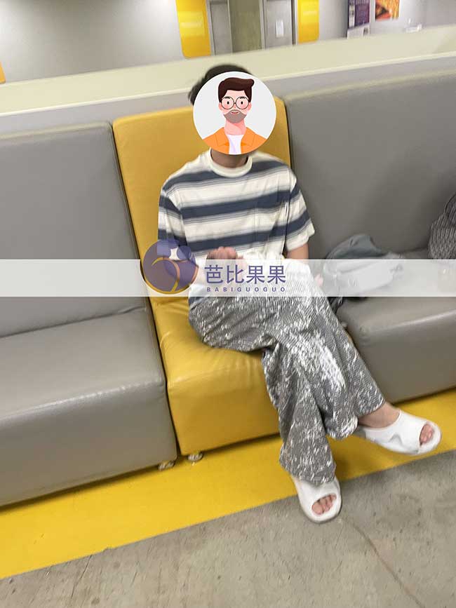李先生在格鲁吉亚带他的新生儿试管宝宝到儿科医院检查身体