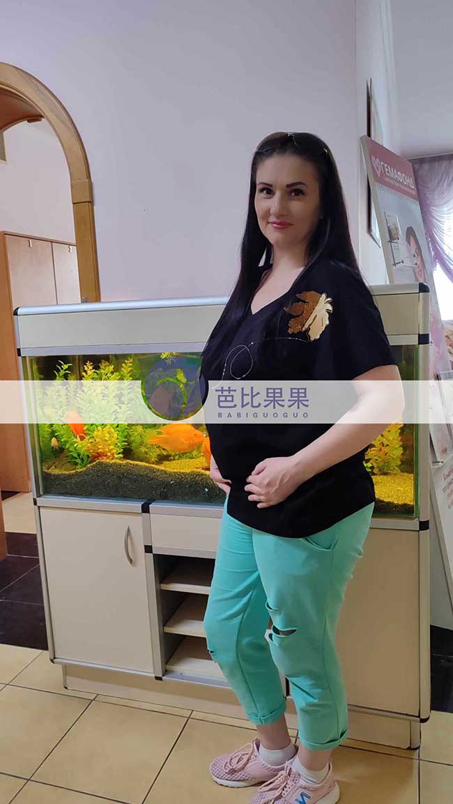 许先生和施先生两个家庭到乌克兰匹配的试管妈妈做四维彩超检查
