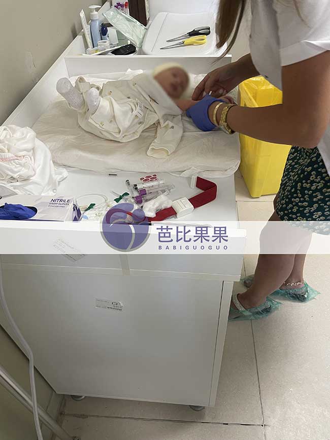 在格鲁吉亚试管生娃的宁先生夫妻接双胞胎宝宝出院并做亲子鉴定