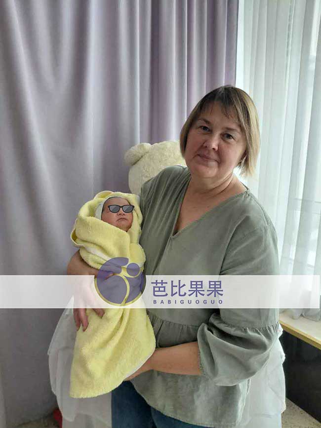 刘先生到乌克兰辅助生殖的试管宝宝在保姆的协助下接出院