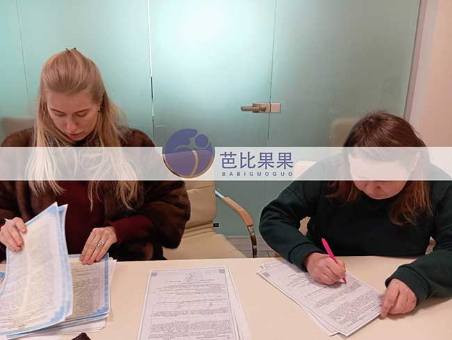 何女士夫妇到乌克兰生二胎匹配的试管妈妈顺利签约