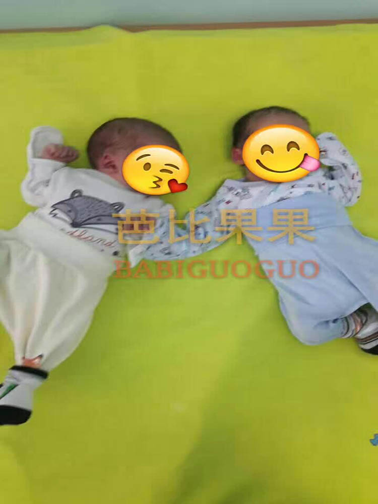 乌克兰顺利出生可爱的双胞胎男宝