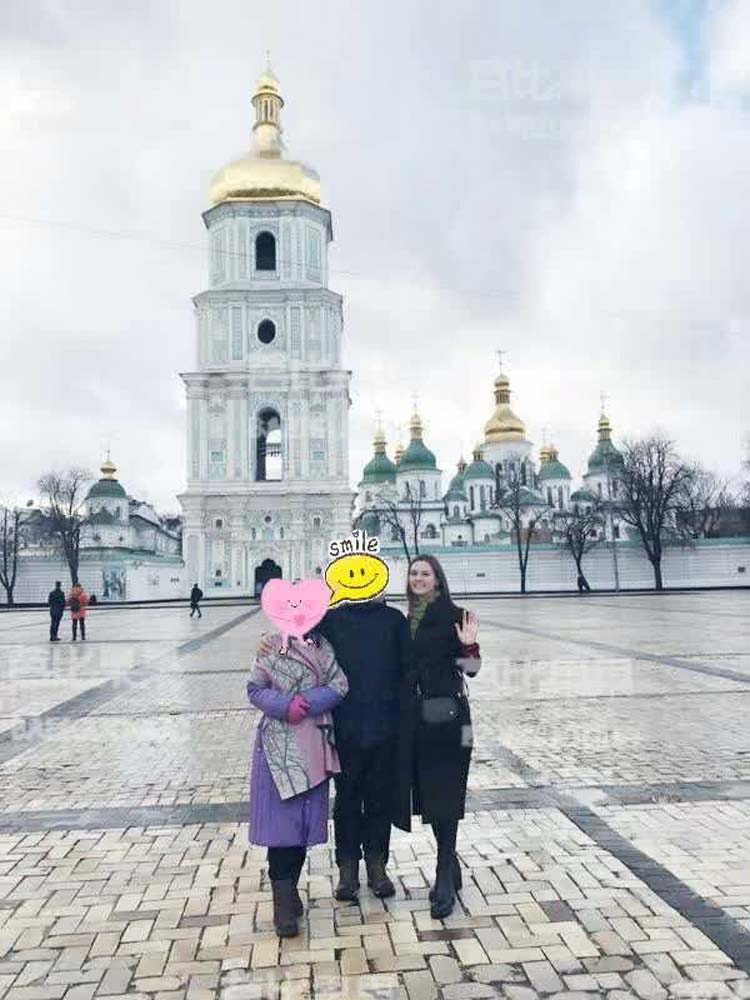 两对夫妻在美女翻译带领下游玩索菲亚大教堂