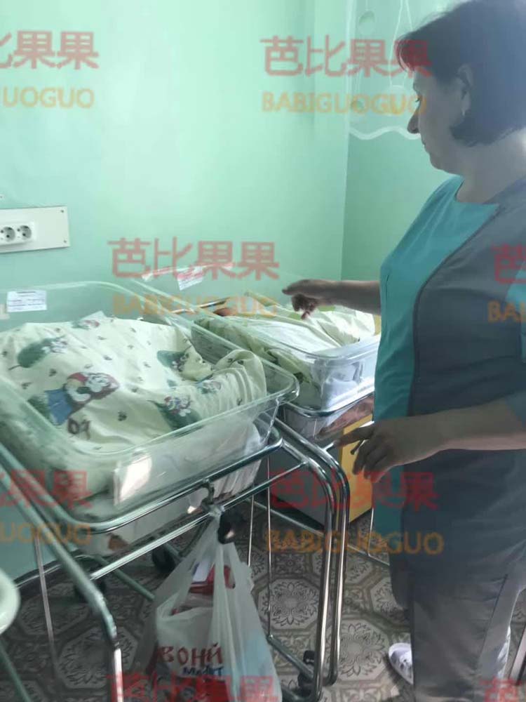 山东Z先生夫妇到乌克兰基辅到医院看望早产的双胞胎男宝