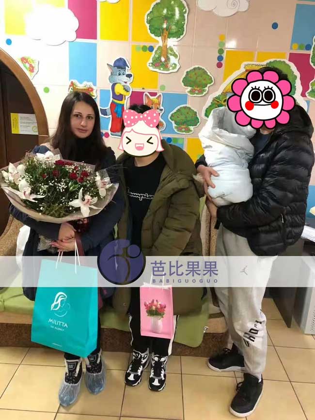 到乌克兰妇产医院接孩子出院,也和代妈合影留念