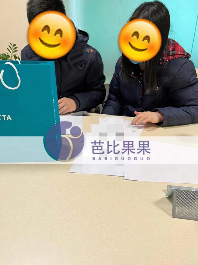 跟马丽塔签署合同