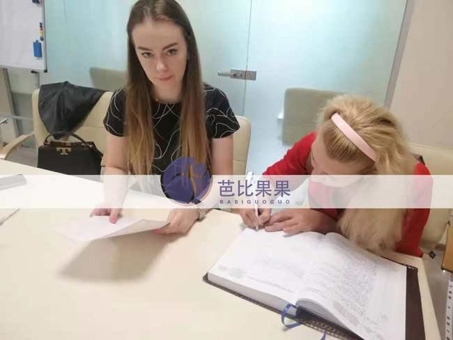 J先生的乌克兰试管妈妈来马丽塔办公室签移植胚胎合同