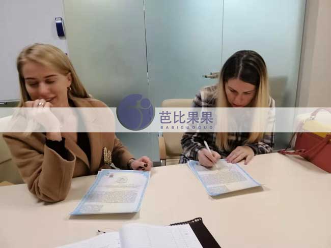 生下双胞胎宝宝的乌克兰试管妈妈在马丽塔签署放弃抚养协议